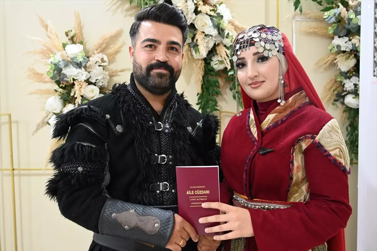 Osmaniye'de Genç Çift Geleneksel Kıyafetlerle Evlendi