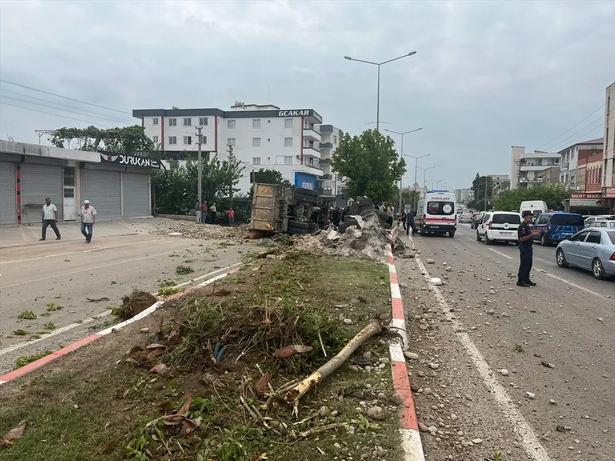 Osmaniye'de Kamyon Devrildi, Sürücü Yaralandı