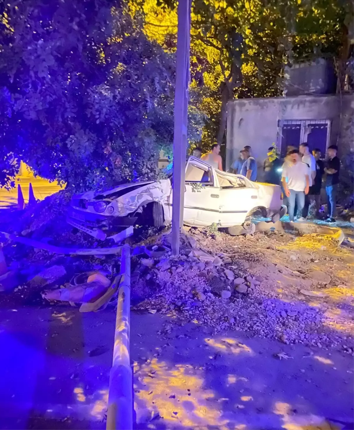 Reklam Tabelasına Çarpan Otomobil Sürücüsü Hayatını Kaybetti