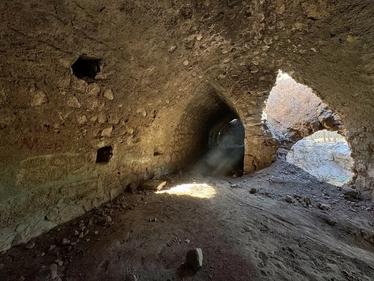 Toprakkale Kalesi'nde Kazı ve Restorasyon Çalışmaları Yeniden Başladı
