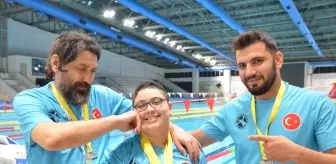 Otizmli ve işitme engelli yüzücü yeni başarılara babasıyla hazırlanıyor