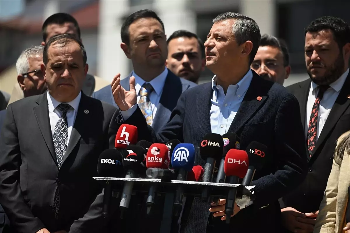 Özgür Özel, Bolu'daki otel yangını davasının ilk duruşmasına katıldı