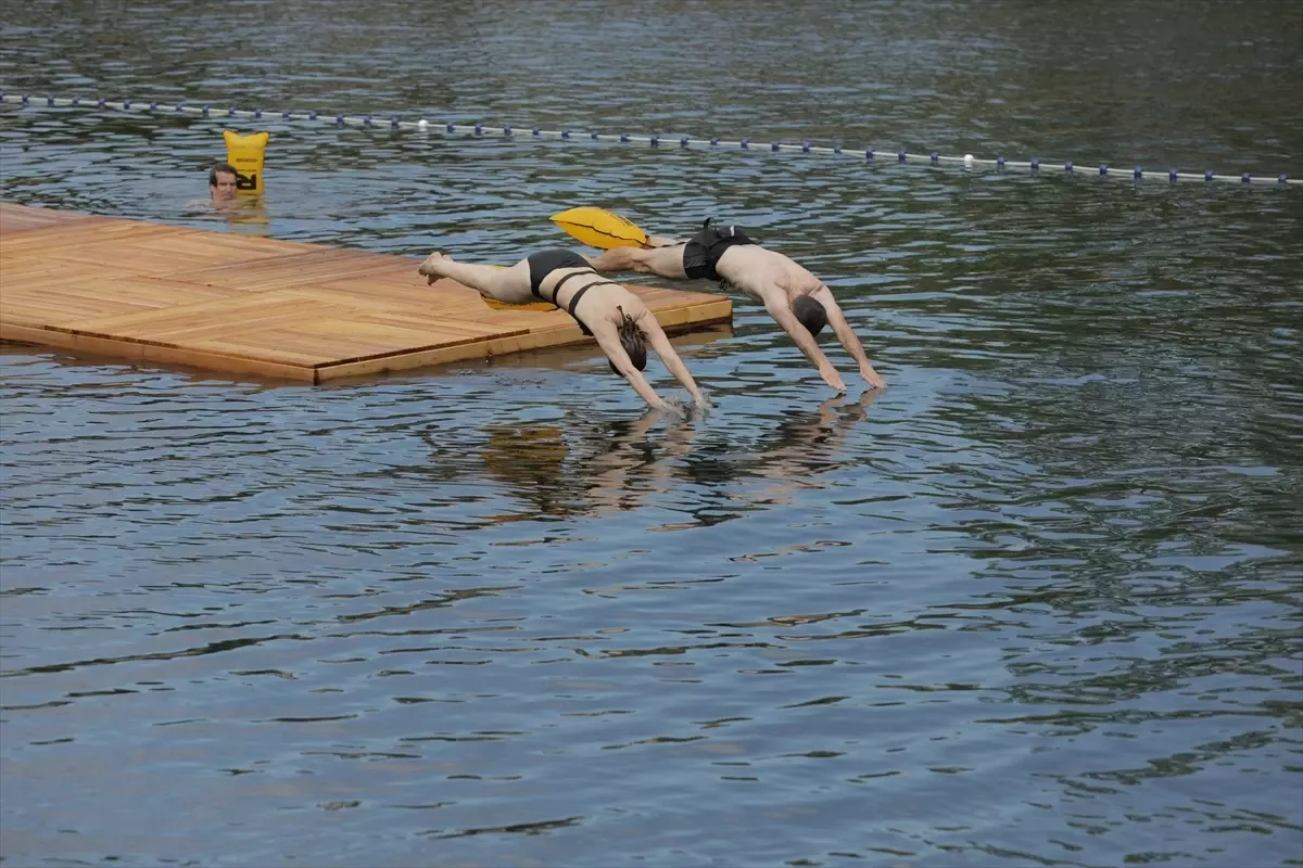 Paris'te Seine Nehri'nde Yüzmek Yasaklar Sonrası Yeniden Başladı