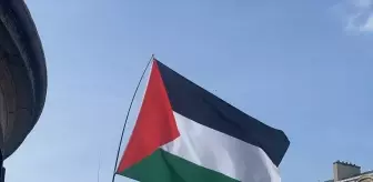 Paris'te Gazze İçin Gösteri: Madleen Gemisindeki Aktivistlere Özgürlük Çağrısı