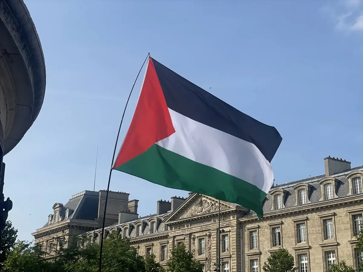 Paris'te Gazze İçin Gösteri: Madleen Gemisindeki Aktivistlere Özgürlük Çağrısı