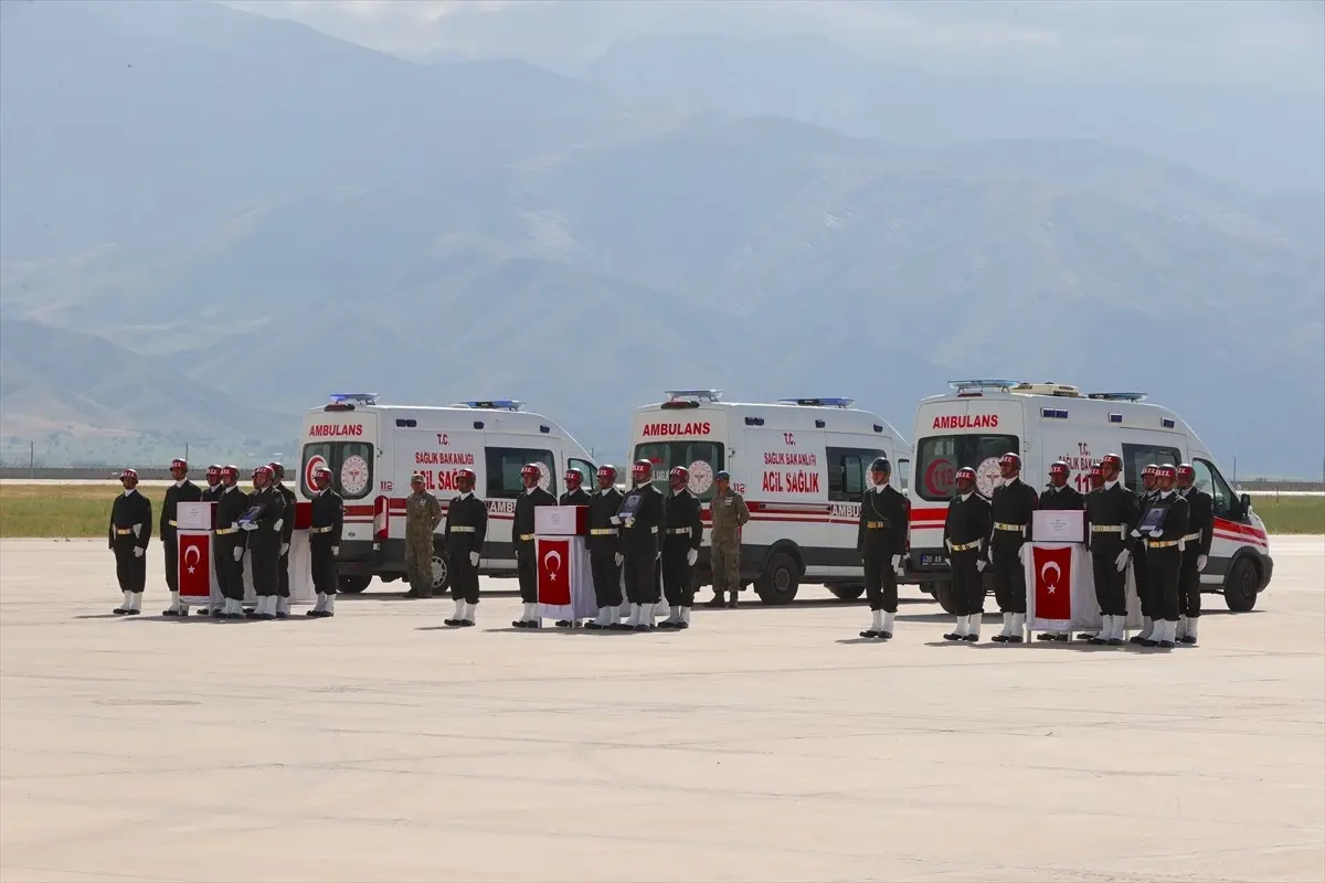 Pençe-Kilit Harekatı bölgesinde şehit olan askerler için Hakkari'de tören düzenlendi