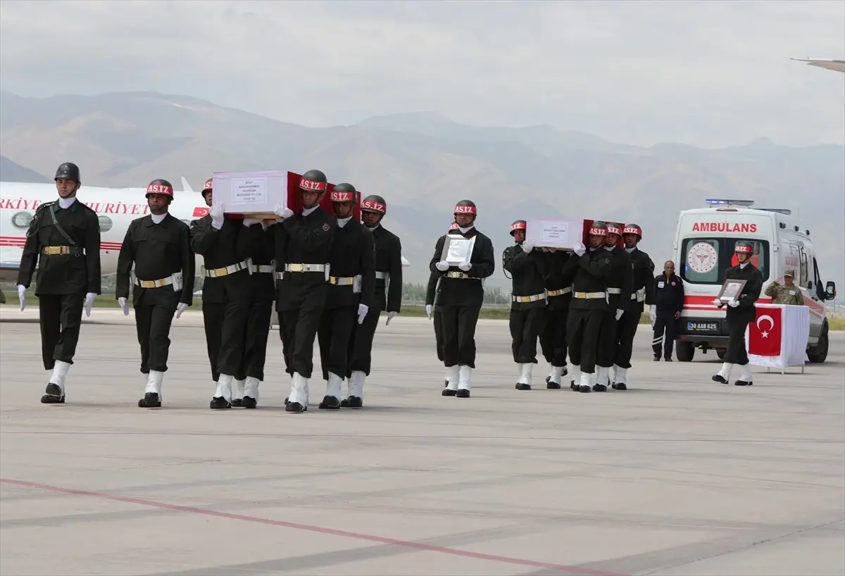 Pençe-Kilit Harekatı bölgesinde şehit olan 6 asker için Hakkari'de tören düzenlendi