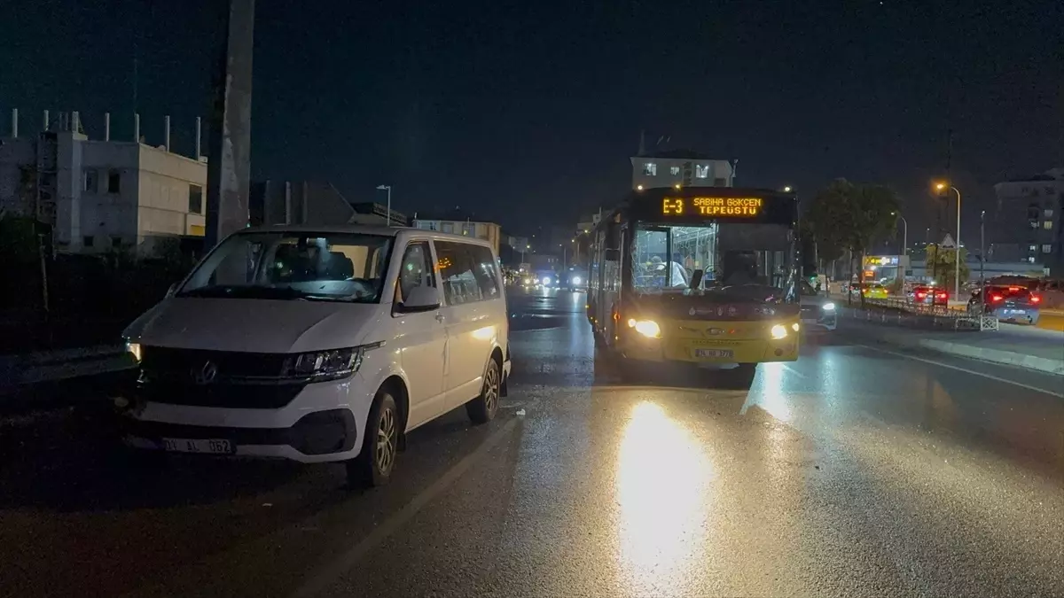 Pendik'te İETT Otobüsü Kazaya Karıştı