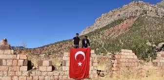 PKK'lı teröristlerin katlettiği yakınlarını, saldırının gerçekleştiği eve Türk bayrağı asarak andılar