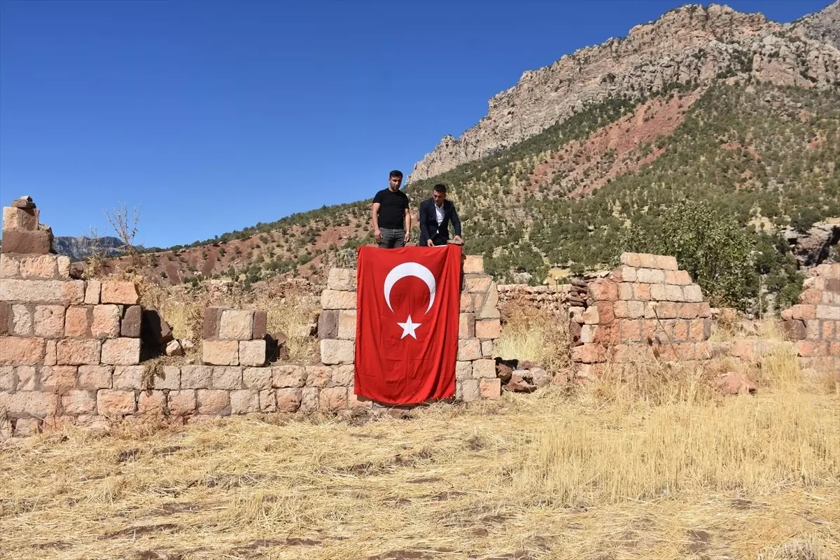 PKK'lı teröristlerin katlettiği yakınlarını, saldırının gerçekleştiği eve Türk bayrağı asarak andılar