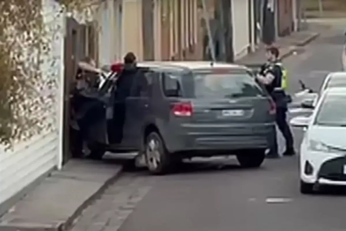 Polis, kendisini araçla duvara sıkıştıran kişiyi öldürdü