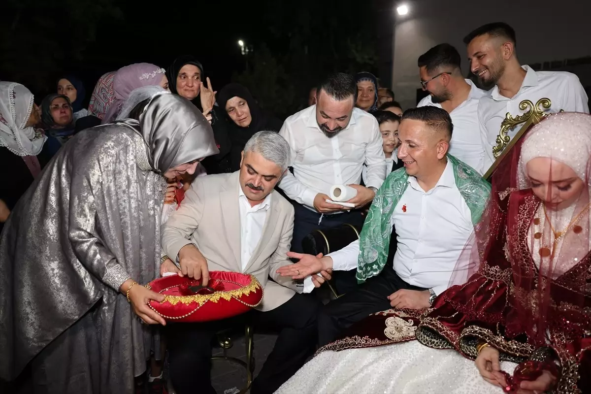 Pozantı Belediye Başkanı Çiftin Nikahını Kıyıp Kına Yaktı