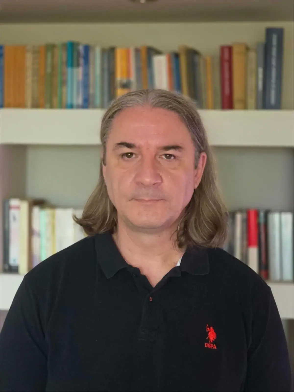 Prof. Dr. Goran Şimiç, Bosna Hersek'teki savaş mağdurları anısına şiirler kaleme aldı
