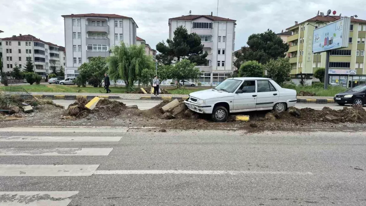Bartın'da Yoldan Çıkan Otomobilin Sürücüsü Kaçtı