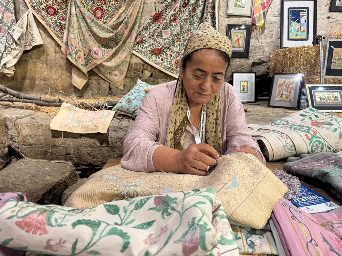 Geleneksel Özbek Nakışı Suzaniler Gelecek Nesillere Aktarılıyor