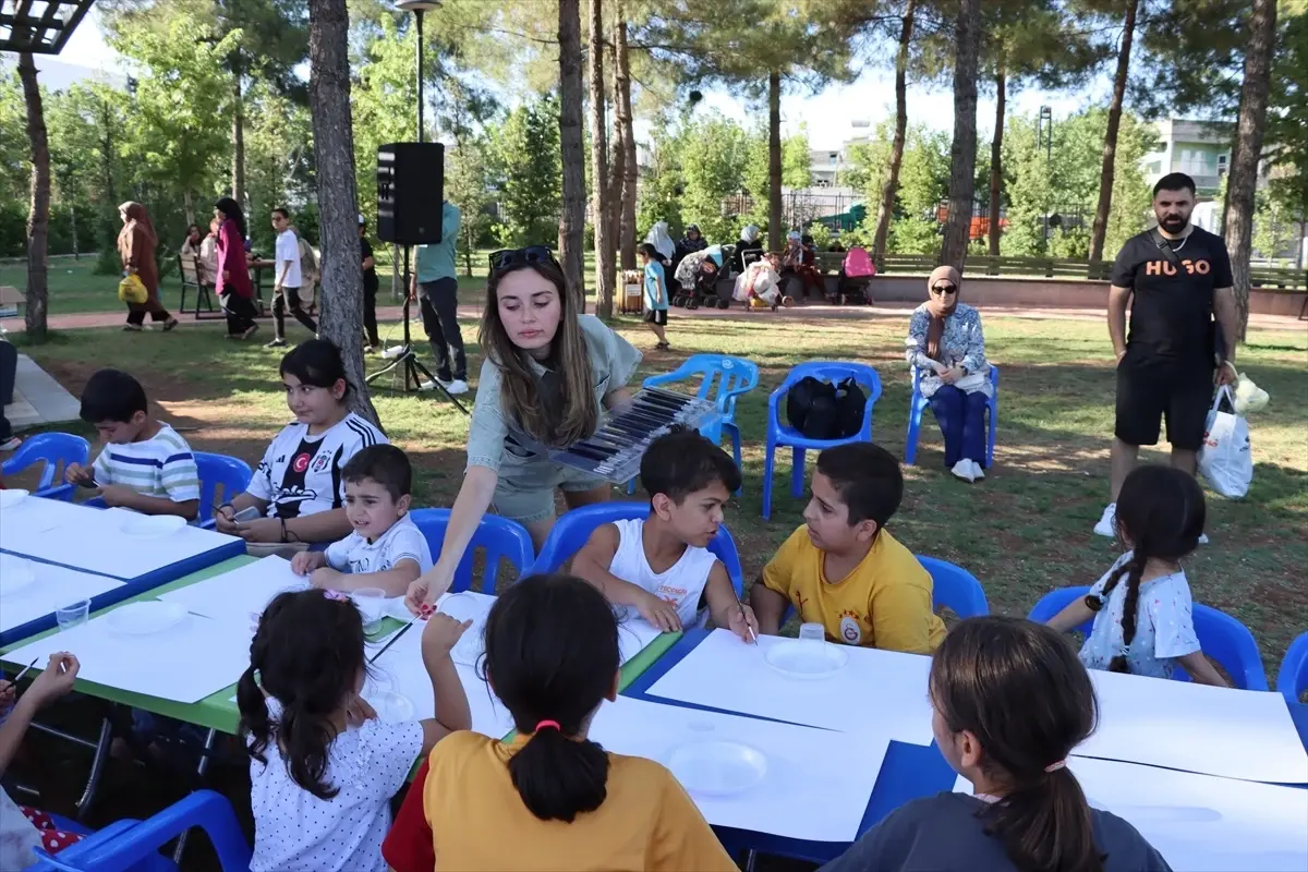 Ressam Melis Doğan, Midyat'ta Çocuklarla Resim Etkinliği Düzenledi
