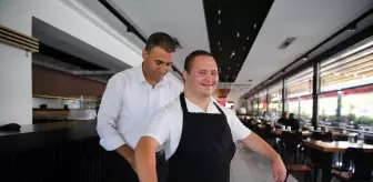 Down Sendromlu Genç Fatih, Adana Kebap ve Şalgamı Müşterilere Sunuyor