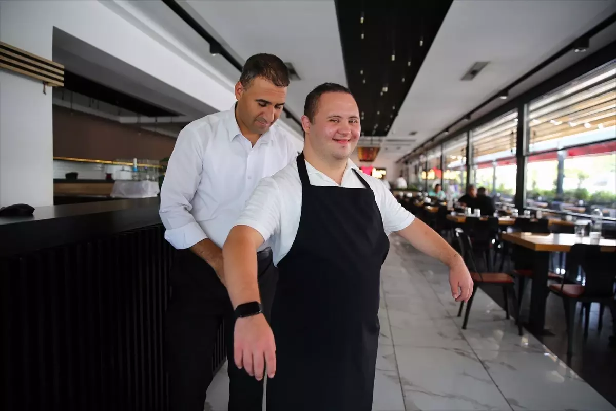 Down Sendromlu Genç Fatih, Adana Kebap ve Şalgamı Müşterilere Sunuyor
