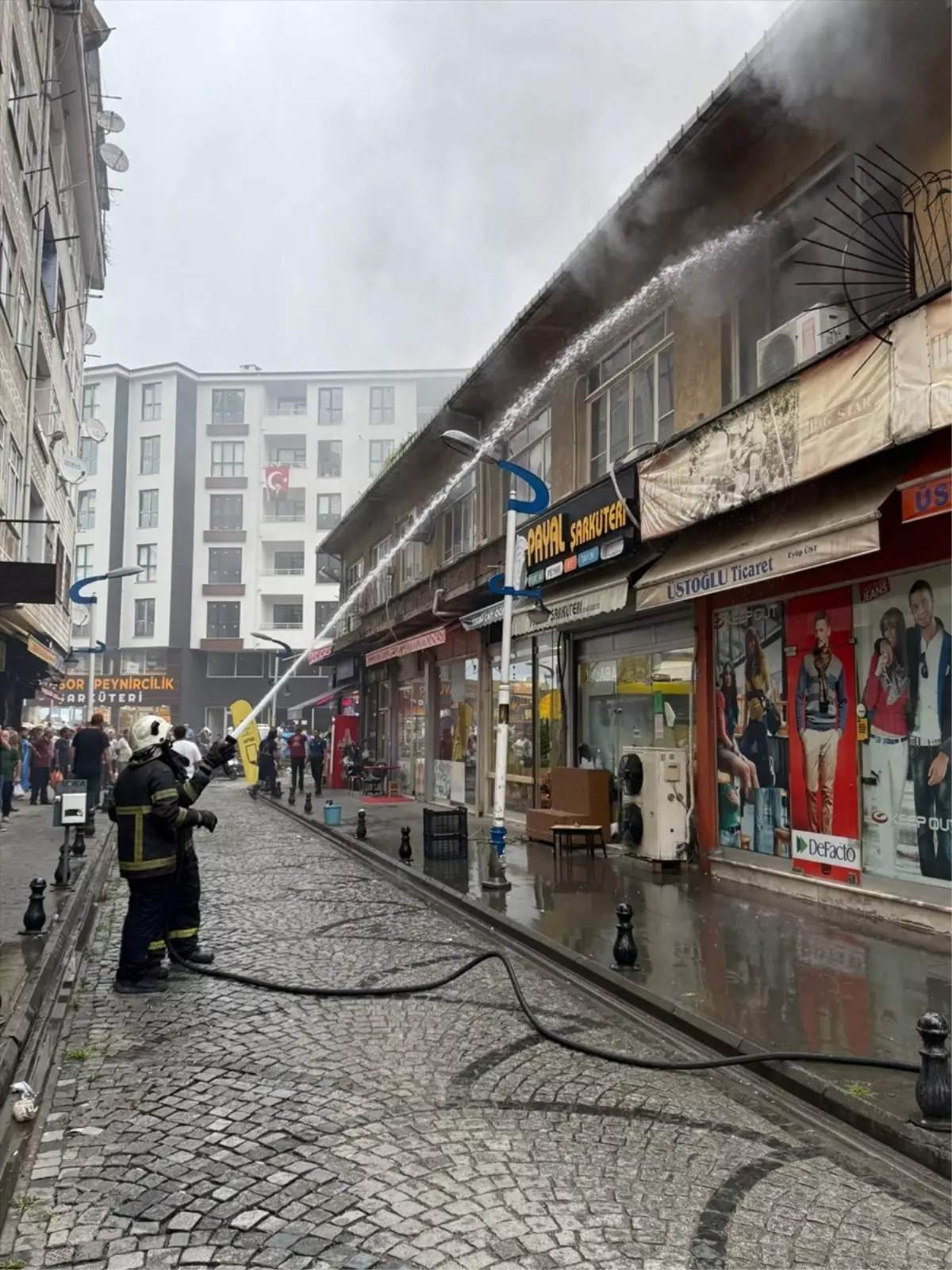 Pazar'da Depo Yangını Kontrol Altına Alındı