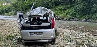 Rize'de Hafif Ticari Araç Dere Yatağına Devrildi, Sürücü Yaralandı