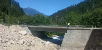 Rize'de Dere Yatağına Devrilen Otomobilde 5 Yaralı