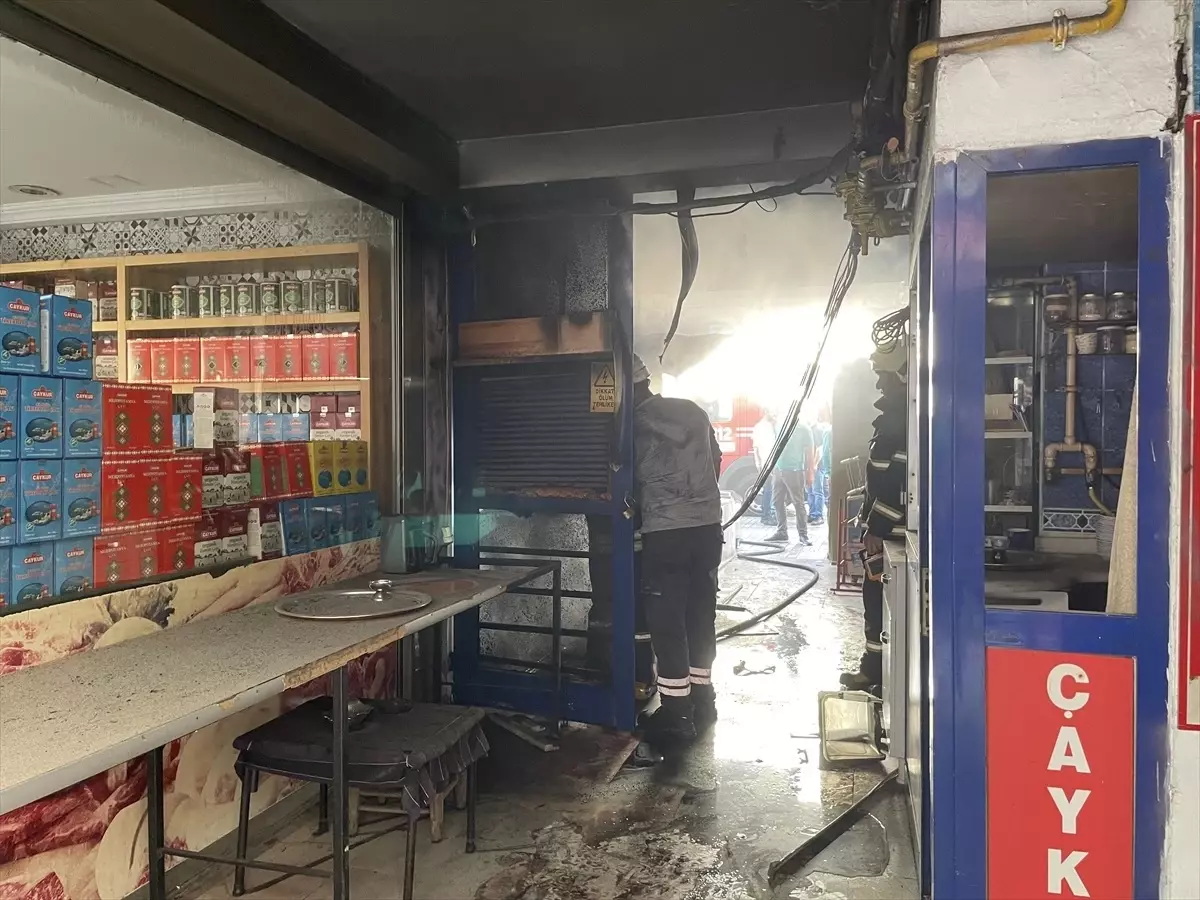 Rize'de İş Hanında Yangın Çıktı
