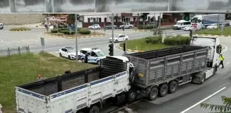 Rize'de Kırmızı Işıkta Tıra Çarpan Kamyon Sürücüsü Yaralandı