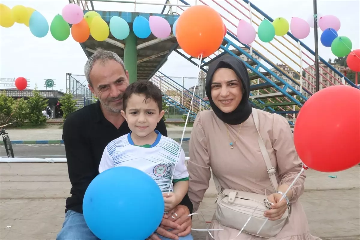 Rize'de Kanseri Yenen Emir Ali İçin Renkli Balonlarla Kutlama