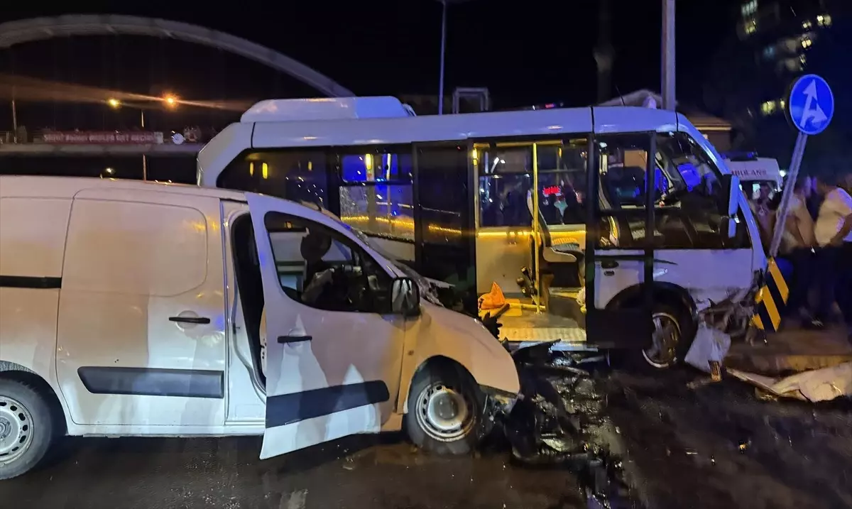 Rize'de minibüs ile hafif ticari aracın çarpıştığı kazada 10 kişi yaralandı