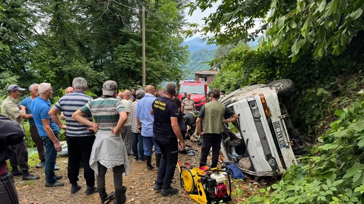 Rize'de Panelvanın Devrilmesi Sonucu 2 Ölü, 3 Yaralı