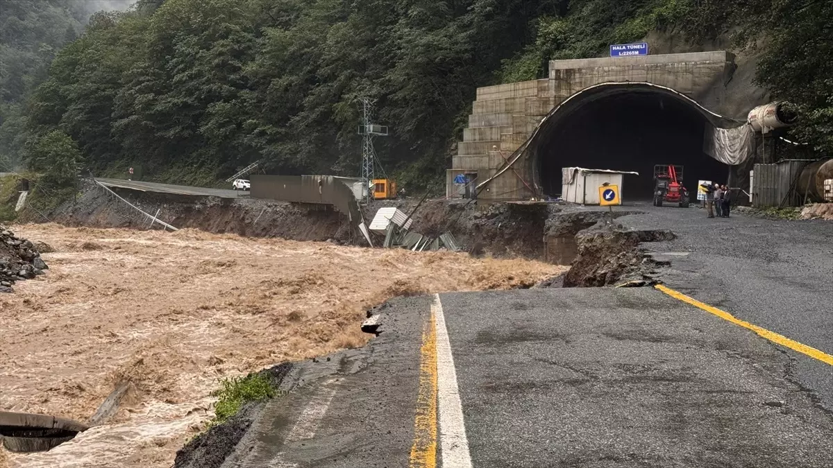 Rize'de Sağanak Yağış Heyelanlara ve Su Baskınlarına Neden Oldu