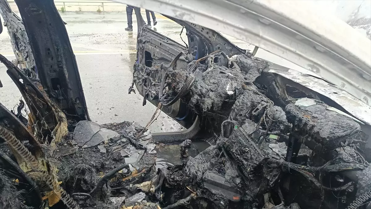 Rize'de Seyir Halindeki Otomobilde Yangın