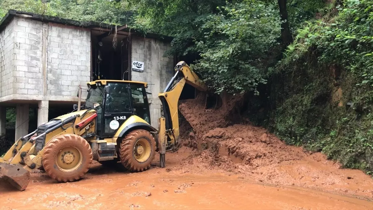 Rize'de Sağanak Sonrası Heyelanlar Meydana Geldi