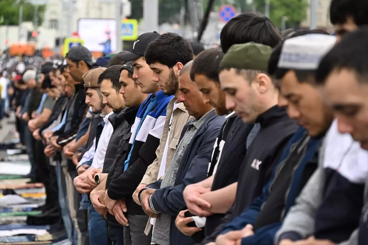 Moskova'da Kurban Bayramı Coşkusu: Camilere Sığmayan Müslümanlar Sokaklarda Namaz Kıldı