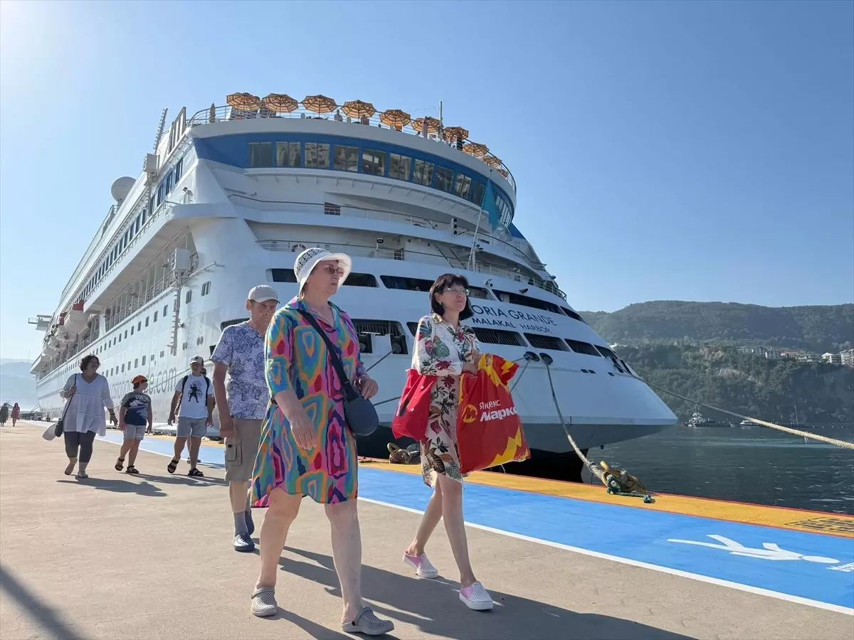 Amasra'ya 100 Bininci Kruvaziyer Yolcusu Geldi