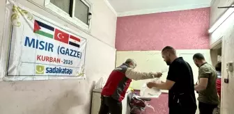 Sadakataşı Derneği, Gazze'den Mısır'a Göç Eden Ailelere Kurban Eti Dağıttı