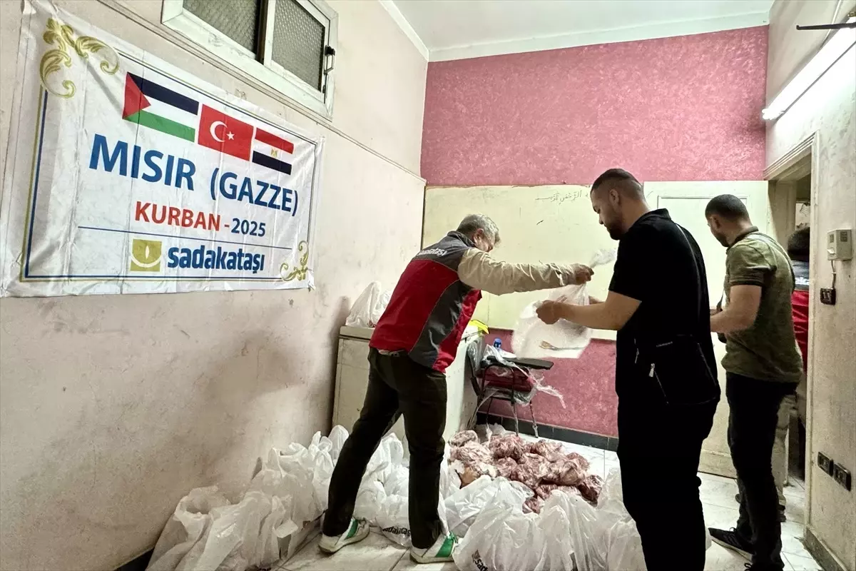 Sadakataşı Derneği, Gazze'den Mısır'a Göç Eden Ailelere Kurban Eti Dağıttı