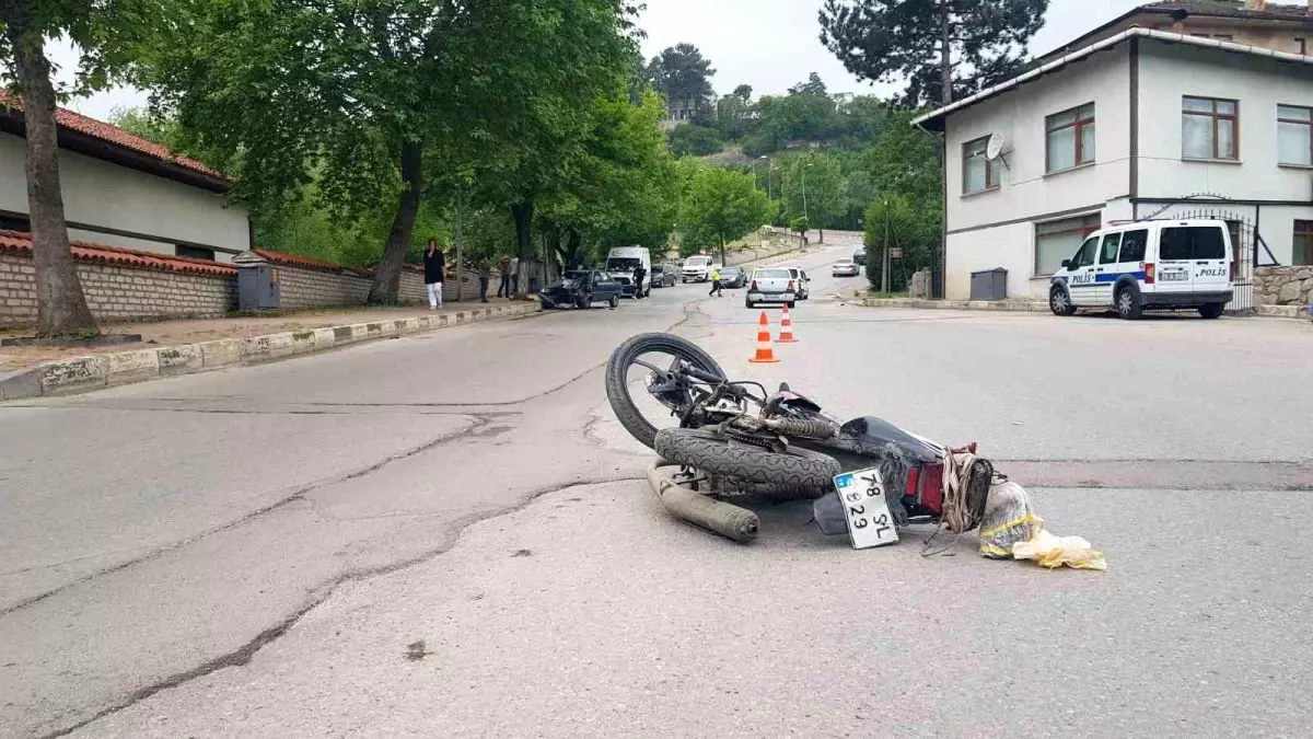 Karabük'te Otomobil ve Motosiklet Çarpıştı: 3 Yaralı