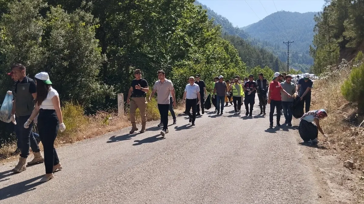Saimbeyli'de Gönüllüler Ormanlık Alanı Temizledi