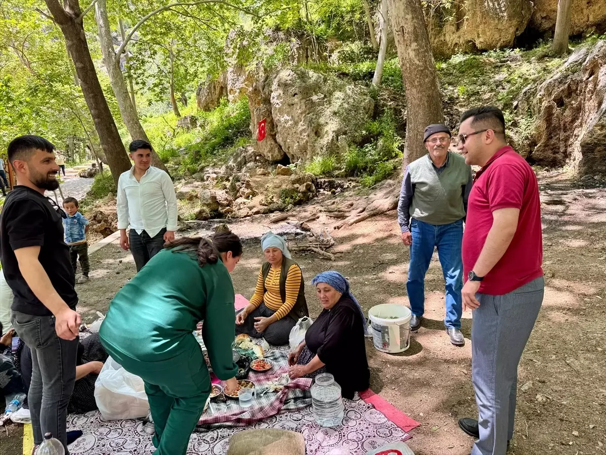Kaymakam Açar, Obruk Şelalesi'nde Bayram Kutlaması Yaptı