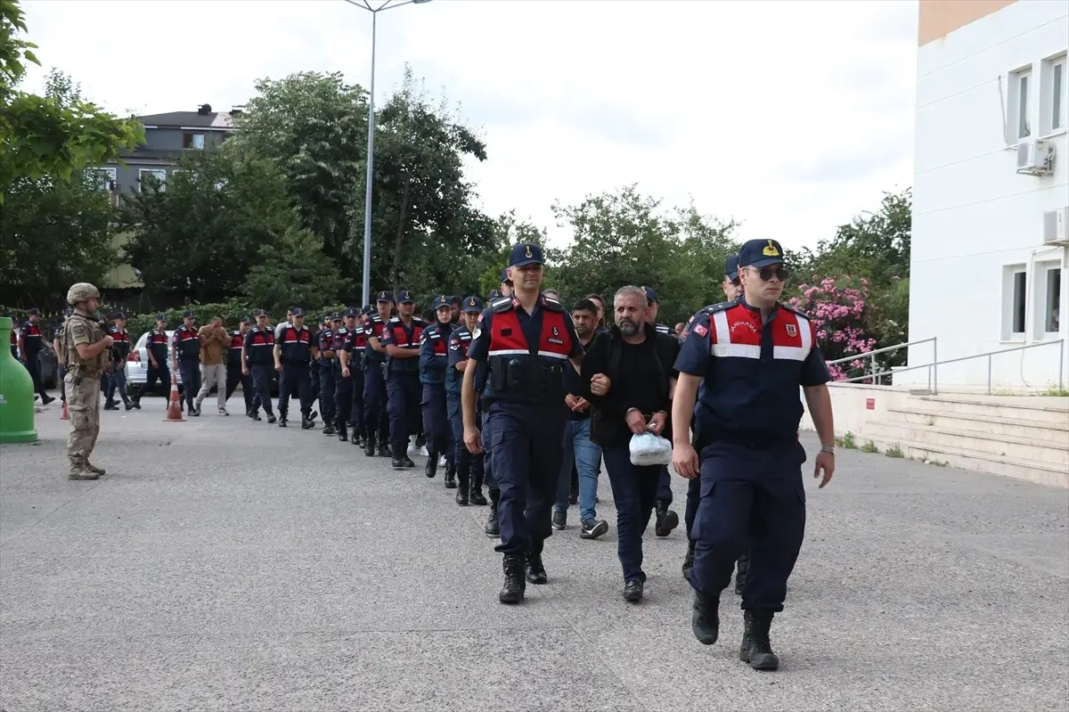 Sakarya'da Dolandırıcılık Operasyonu: 13 Şüpheli Gözaltında, 6 Kişi Tutuklandı