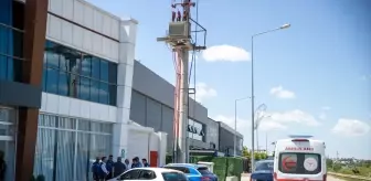Serdivan'da İş Yerinin Asma Tavanı Çöktü, 3 Yaralı
