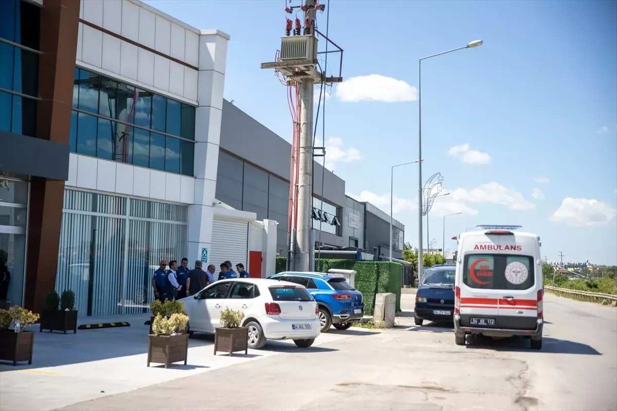 Serdivan'da İş Yerinin Asma Tavanı Çöktü, 3 Yaralı