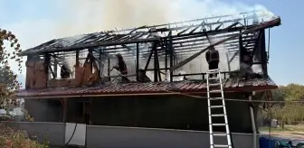 Hendek'te 2 Katlı Evde Yangın Çıktı