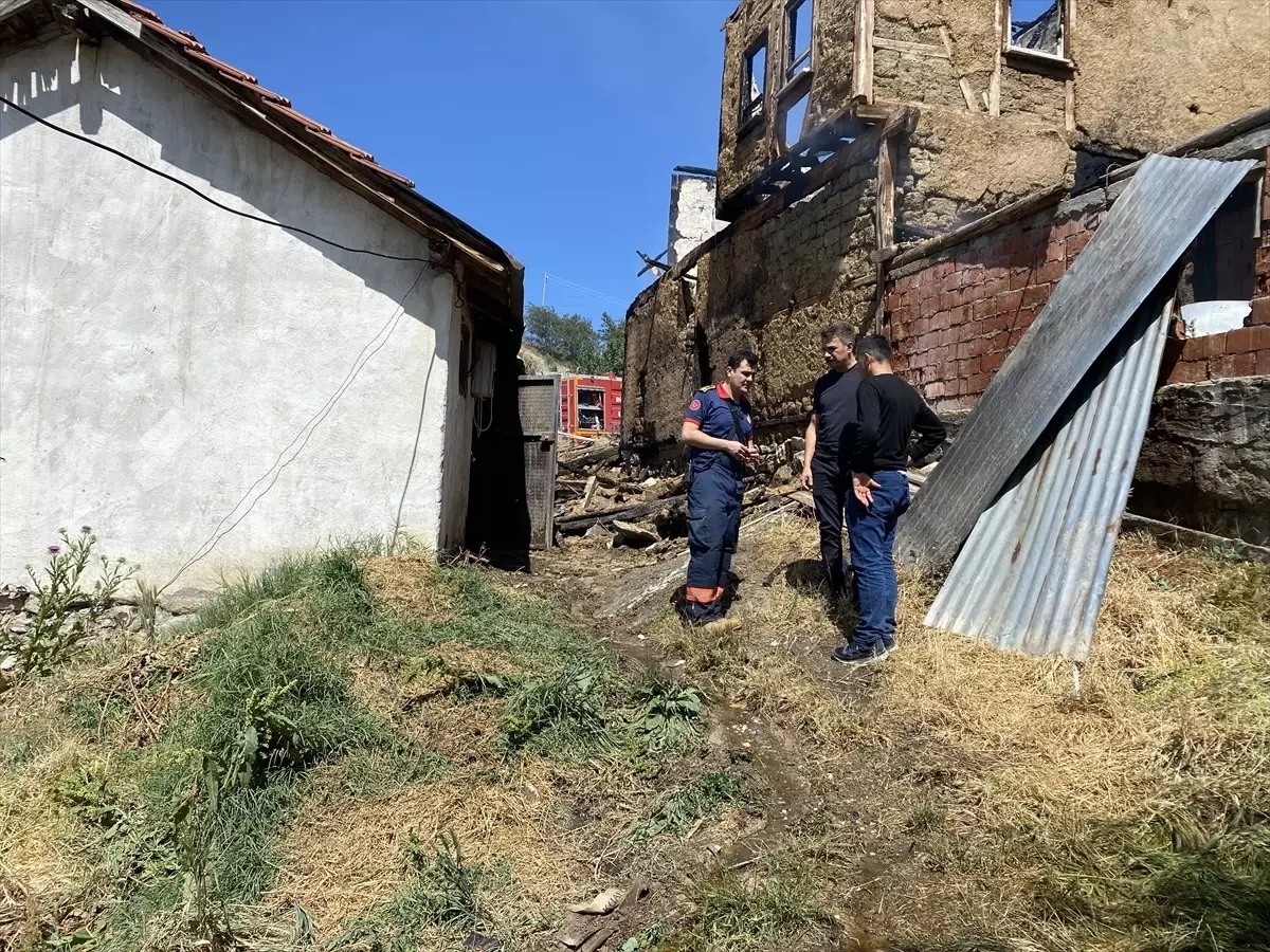 Taraklı'da Yangın: Kullanılmayan Ahşap Ev, Ahır ve Samanlık Zarar Gördü
