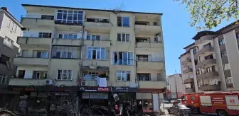 Sapanca'da Çınar Ağacı Apartmanın Üzerine Devrildi