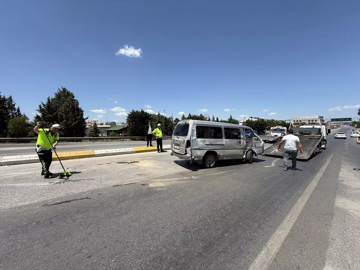 Sakarya'da Panelvan Devrildi: 6 Yaralı