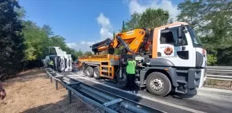 Akyazı'da Devrilen Tır Trafiği Aksattı