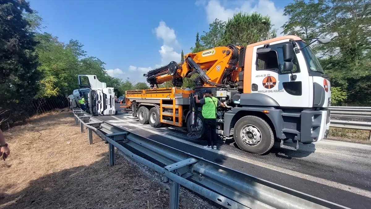 Akyazı'da Devrilen Tır Trafiği Aksattı