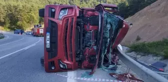 Geyve'de TIR Devrildi: Sürücü Yaralandı